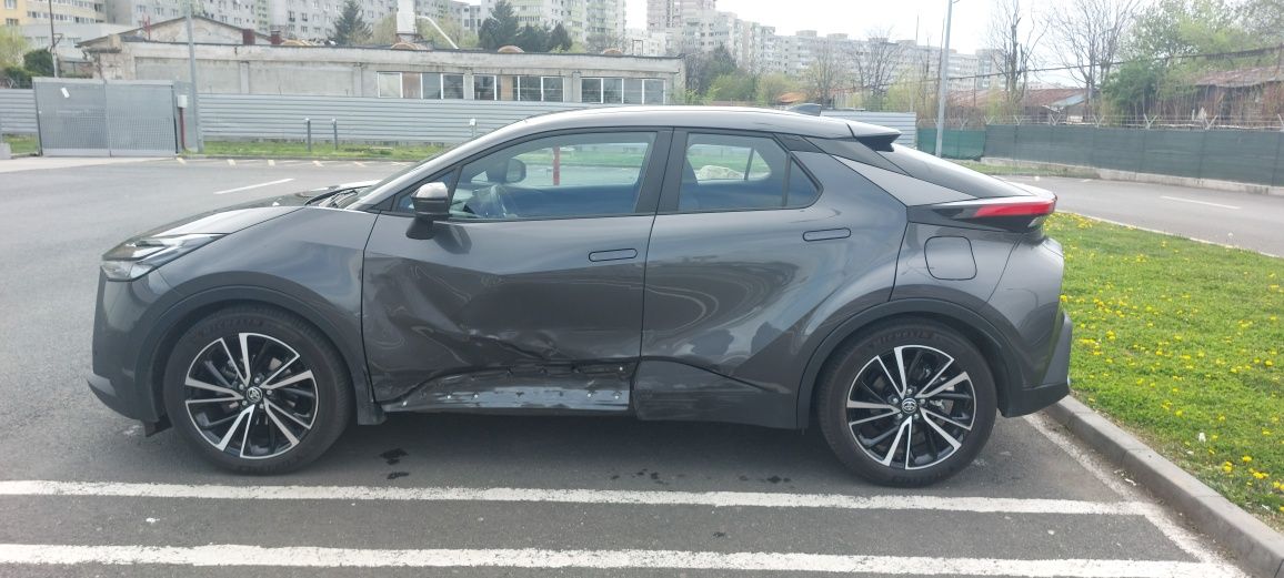 Vand noul Toyota CHR 2024, usor avariat