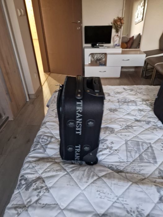 Продавам куфари с колелца