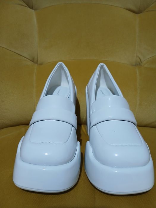 Туфли , покупала в Корее 35 размер за 150$, новые продам за 100