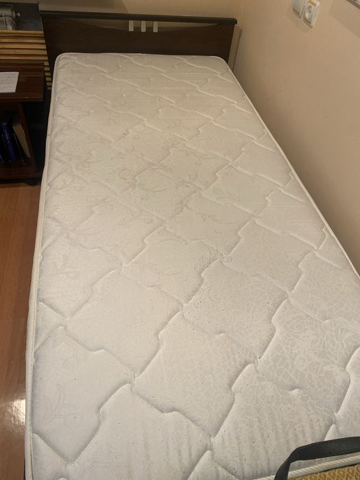 Деревянная кровать