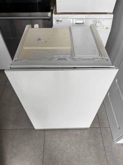 Малък хладилник Миеле за вграждане