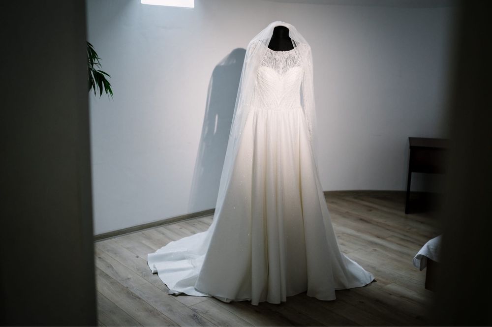 Vand rochie de mireasa cu trena