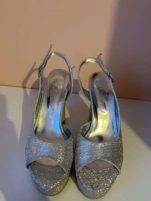 Продавам токчета за бал и за сладба и др.