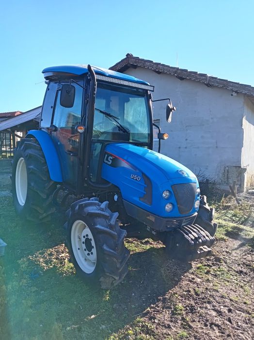 Продавам два броя трактори Ls,