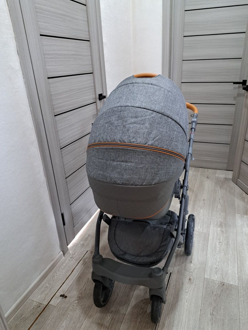 Продам детскую коляску Adamex