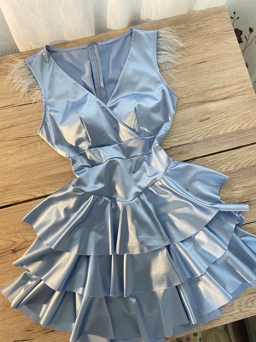 Rochie scurtă bleu satinat cu volane și pene la umeri