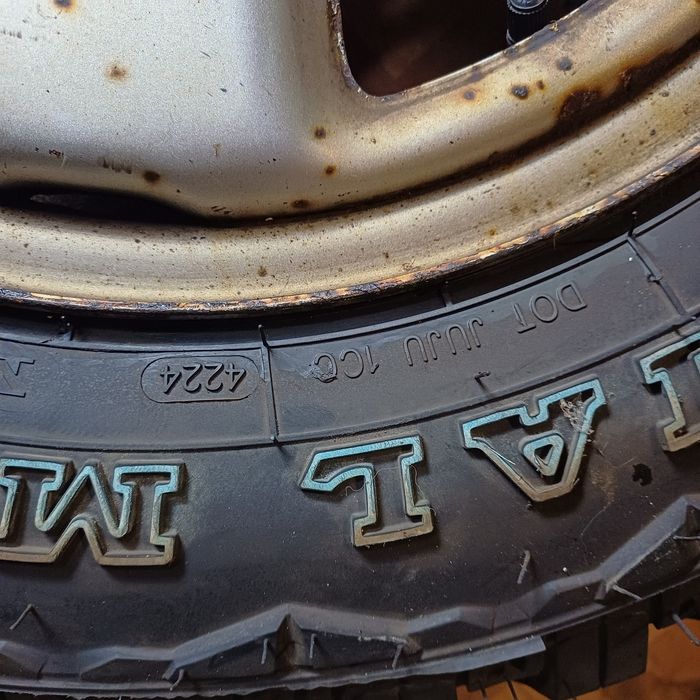 4 броя офроуд гуми с джанти 15 цола.Чисто нови.