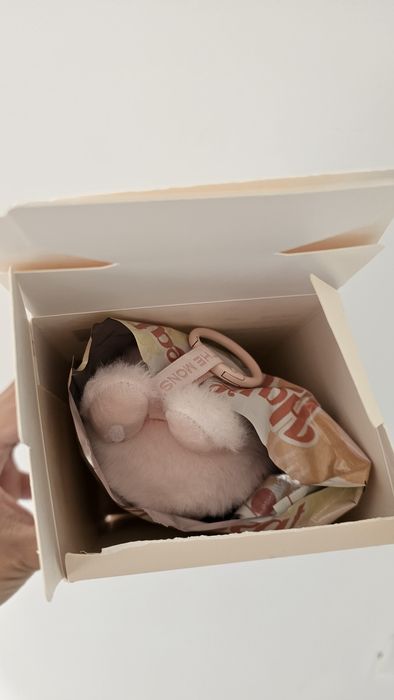 Vand Labubu -Dada Have a seat