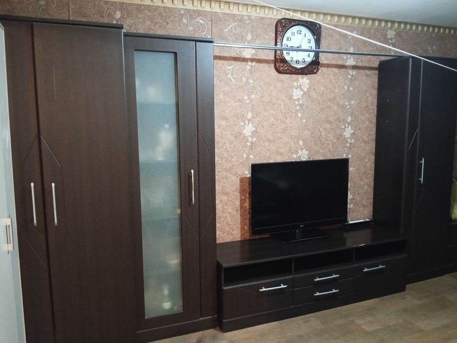 Продаю стенку , размер 3,80состояние нормальное есть небольшой скол.