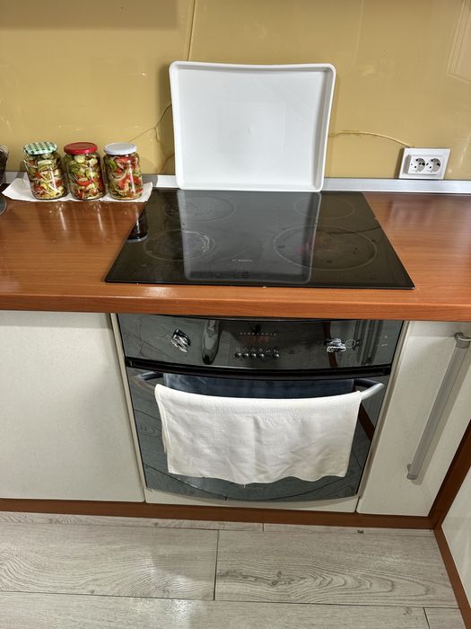 Vand mobila bucatarie cu electrocasnice