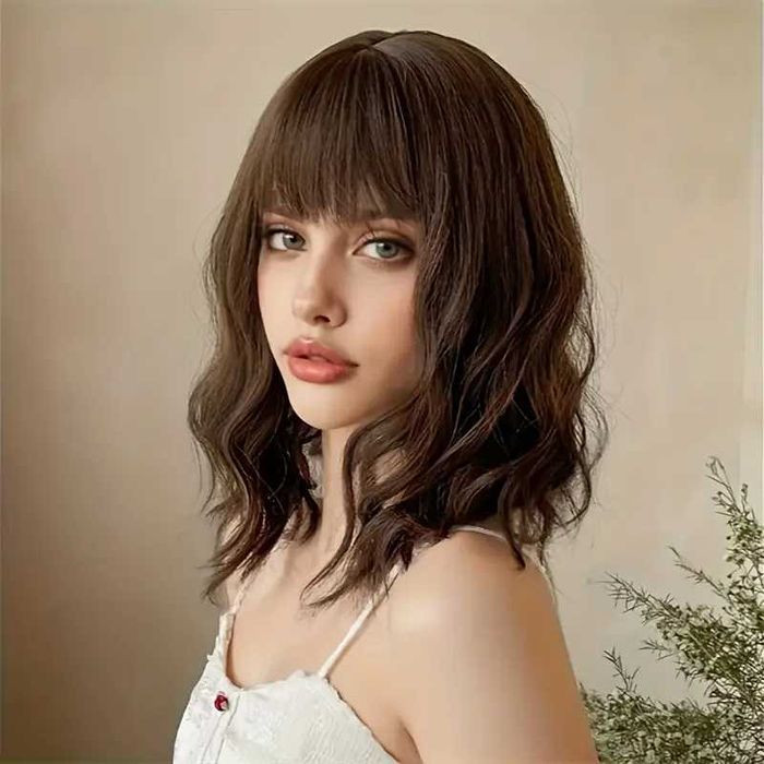 Кестенява вълнообразна къса перука с бретон #4