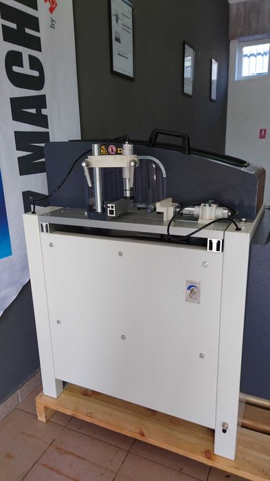 POLAR – IV Masina de frezat montanti automata