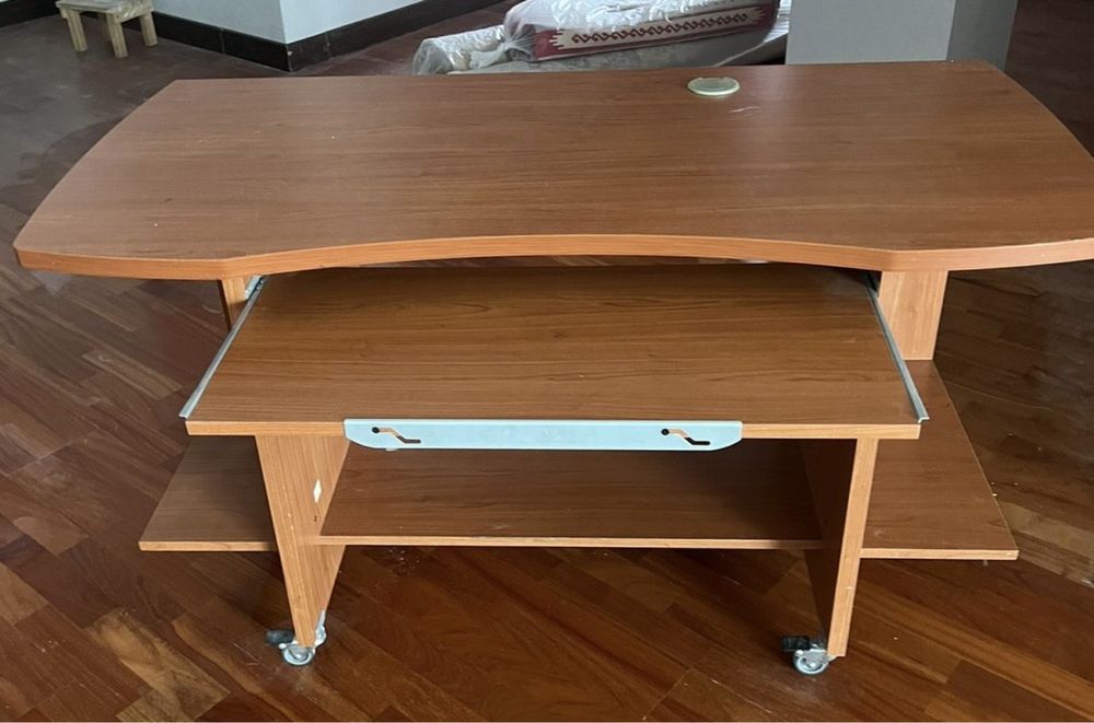 Деревянный рабочий стол