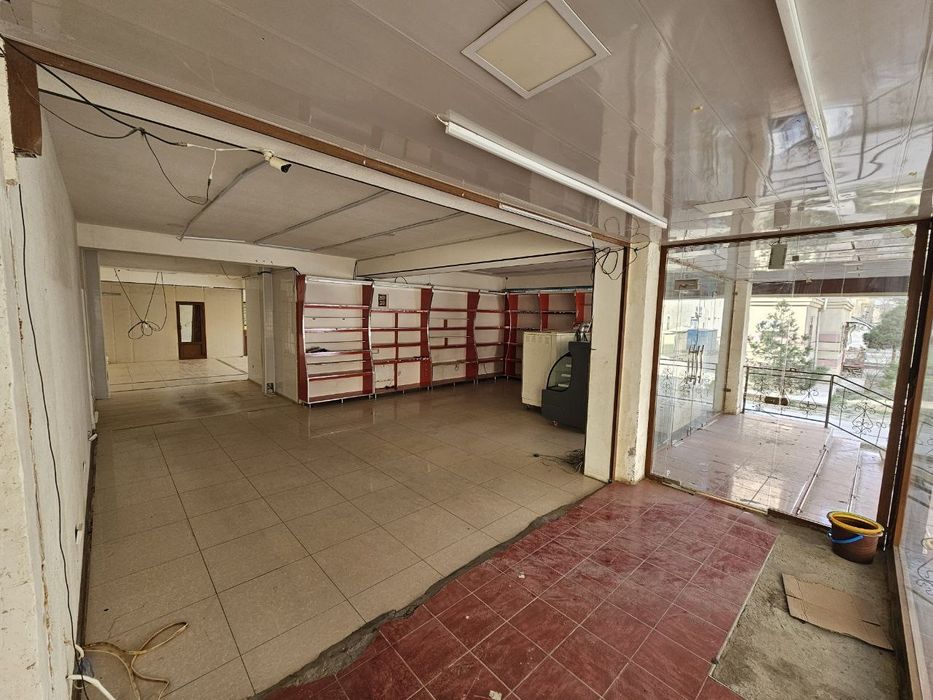 Katta ofisga,magazinga ,oquv markaziga tugri keladigan joy sotiladi, 2