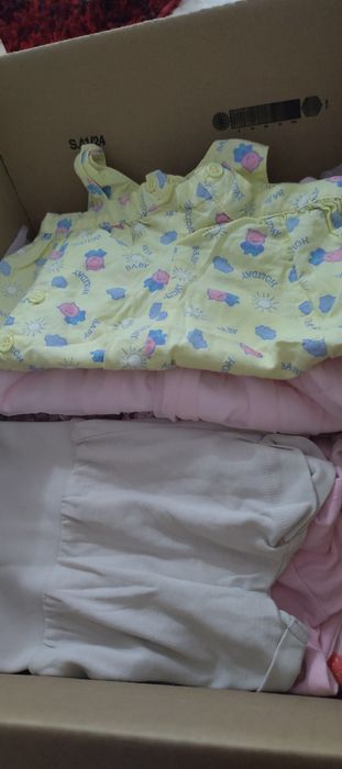 Donez hăinuțe fetița stare excelenta mărimile sunt 3,6 unele 6,9 luni