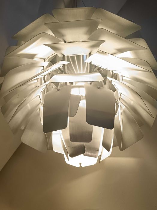 Lustra Mid-Century Modern, aluminiu, replică Louis Poulsen Artichoke