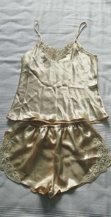 Продавам две дамски сатенени нощници