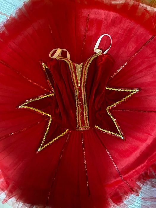 Tutu profesional de balet rosu,cu paiete si detalii aurii