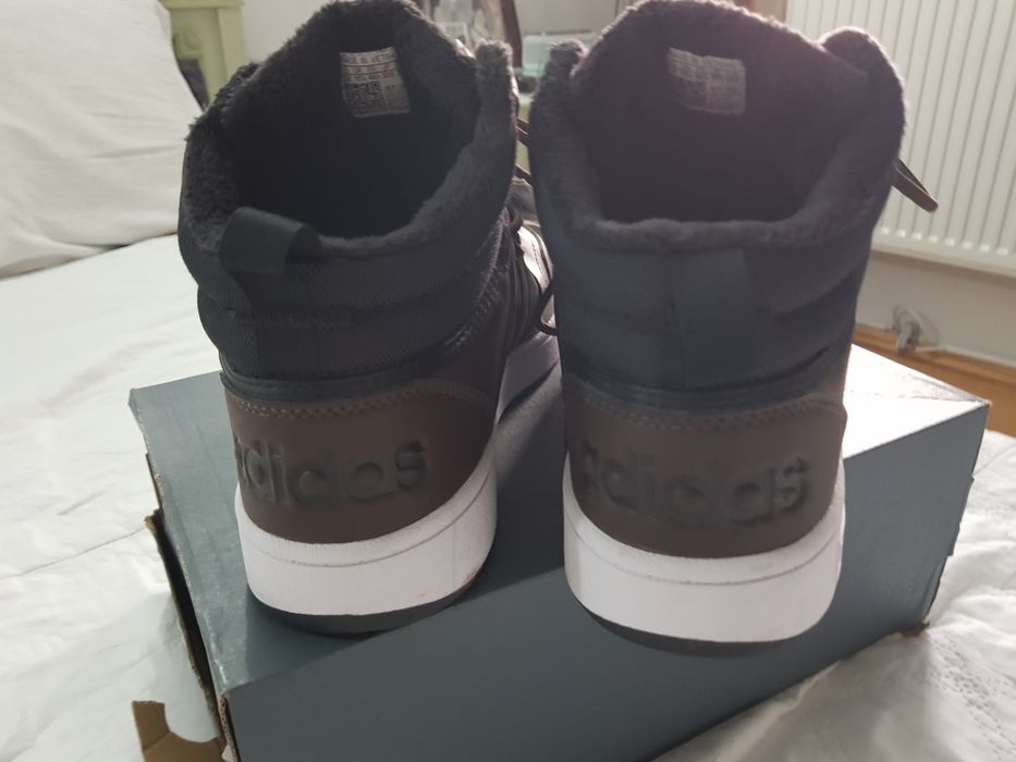 Ghete Adidas noi cu etichetă