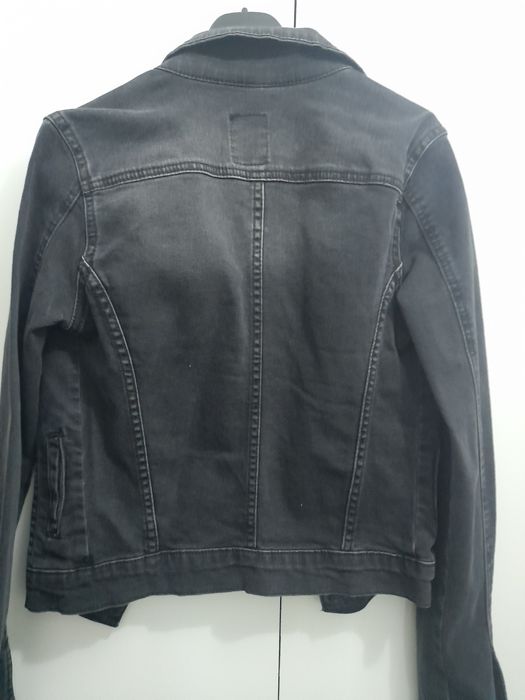 Vând geaca de blug.