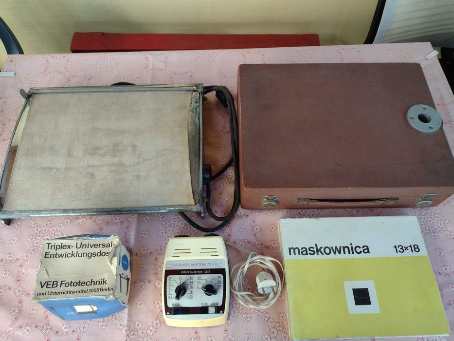 Фотоувеличител с аксесоари към него