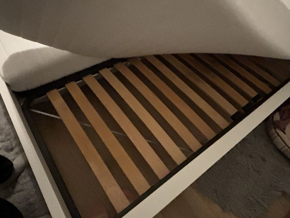 Продавам спешно легло MALM от IKEA 196/209см комплект