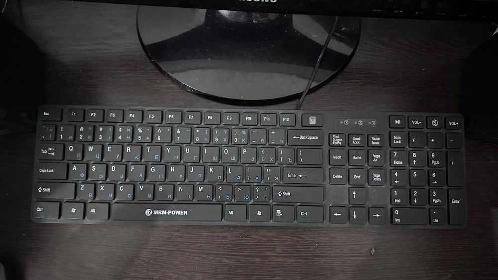 Компьютер, процессор,колонка, клавиатура  всё вместе