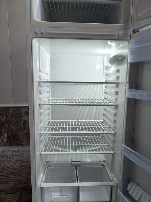 Индизит двухкамерний холодилник