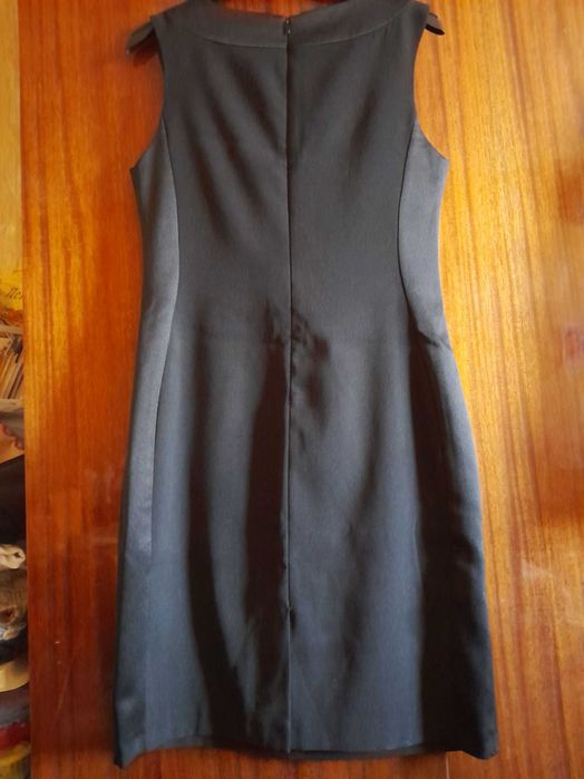 Малка черна рокля, размер S, винаги актуална.