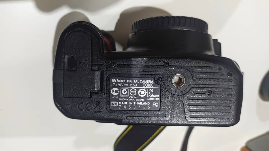 Nikon d3100, зеркальный фотоаппарат начального уровня.