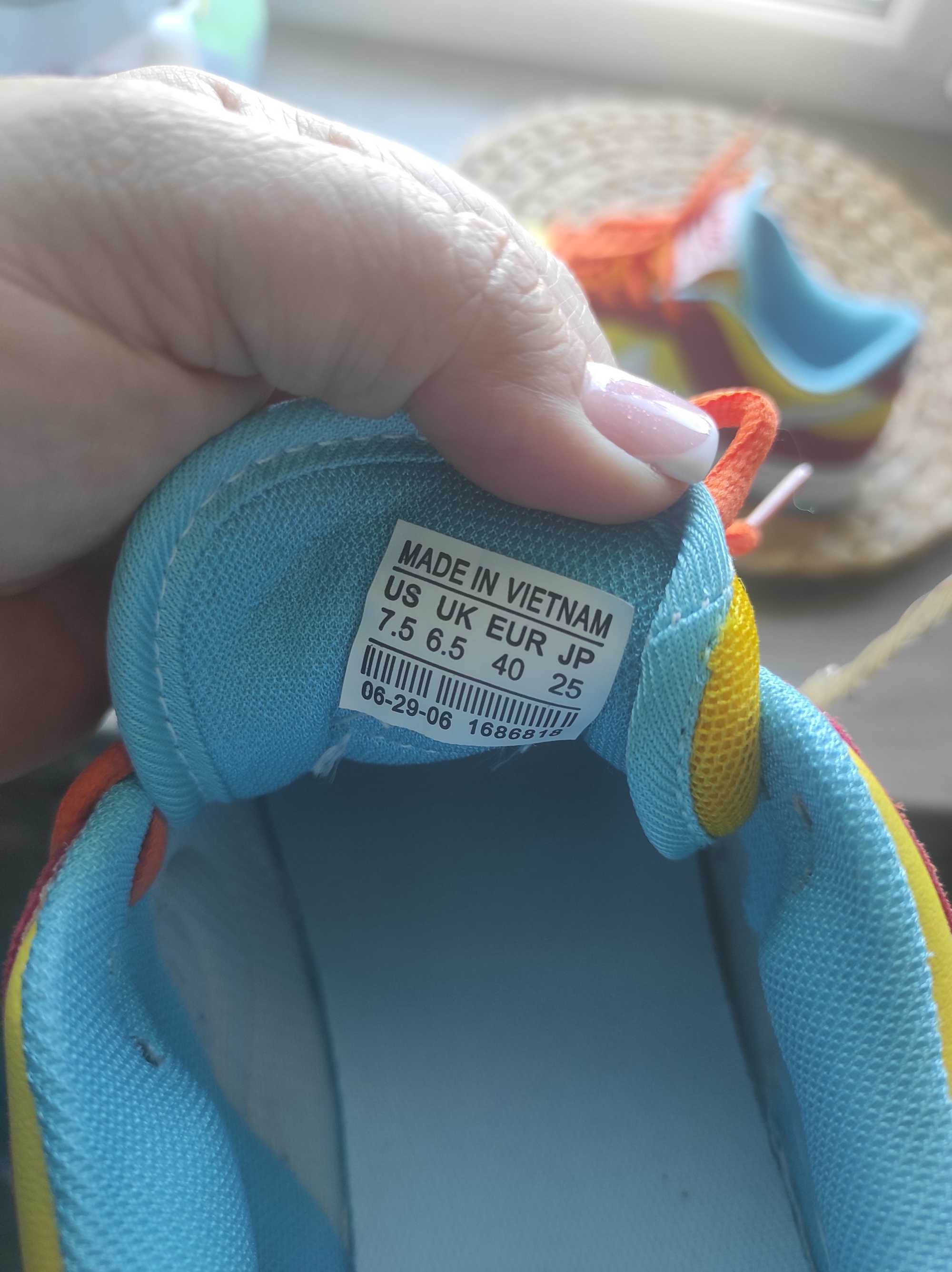 Продам кроссовки Nike 39 размер