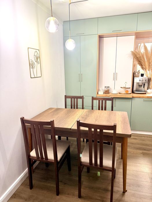 Vand masa extensibila cu 4 scaune moderne lemn masiv