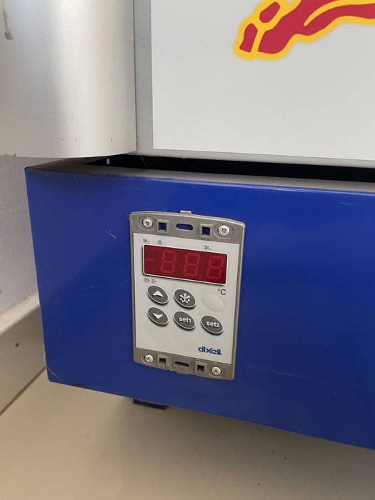 Vitrina / Frigider bauturi Redbull cu perdea aer