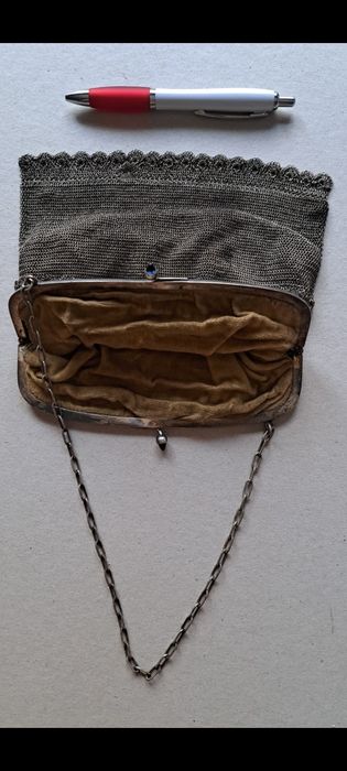Poșetuță vintage din metal argintat.