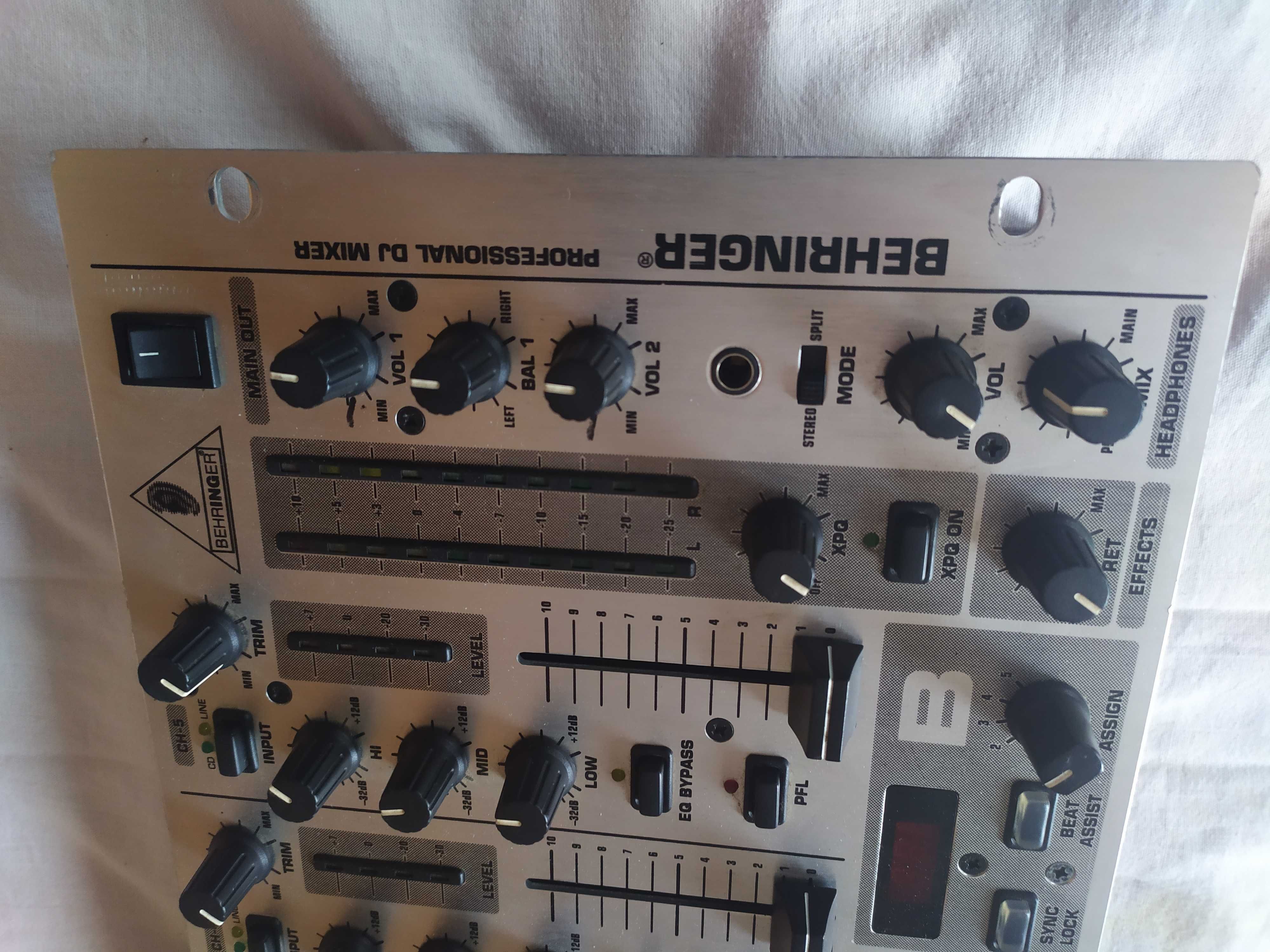 Продавам DJ mixer profesional VMX-1000