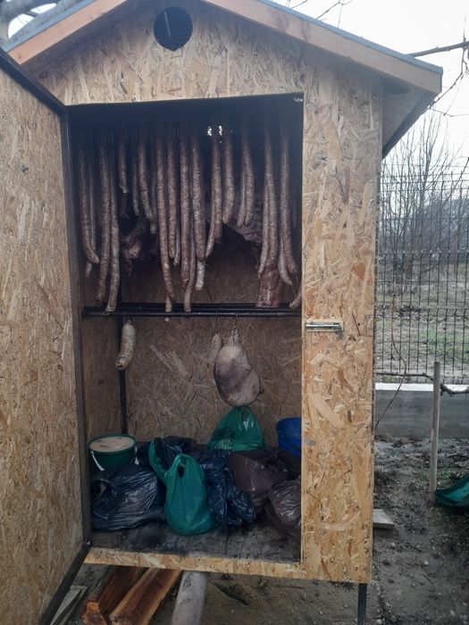 Închiriez afumătoare cu fum rece la domiciliu