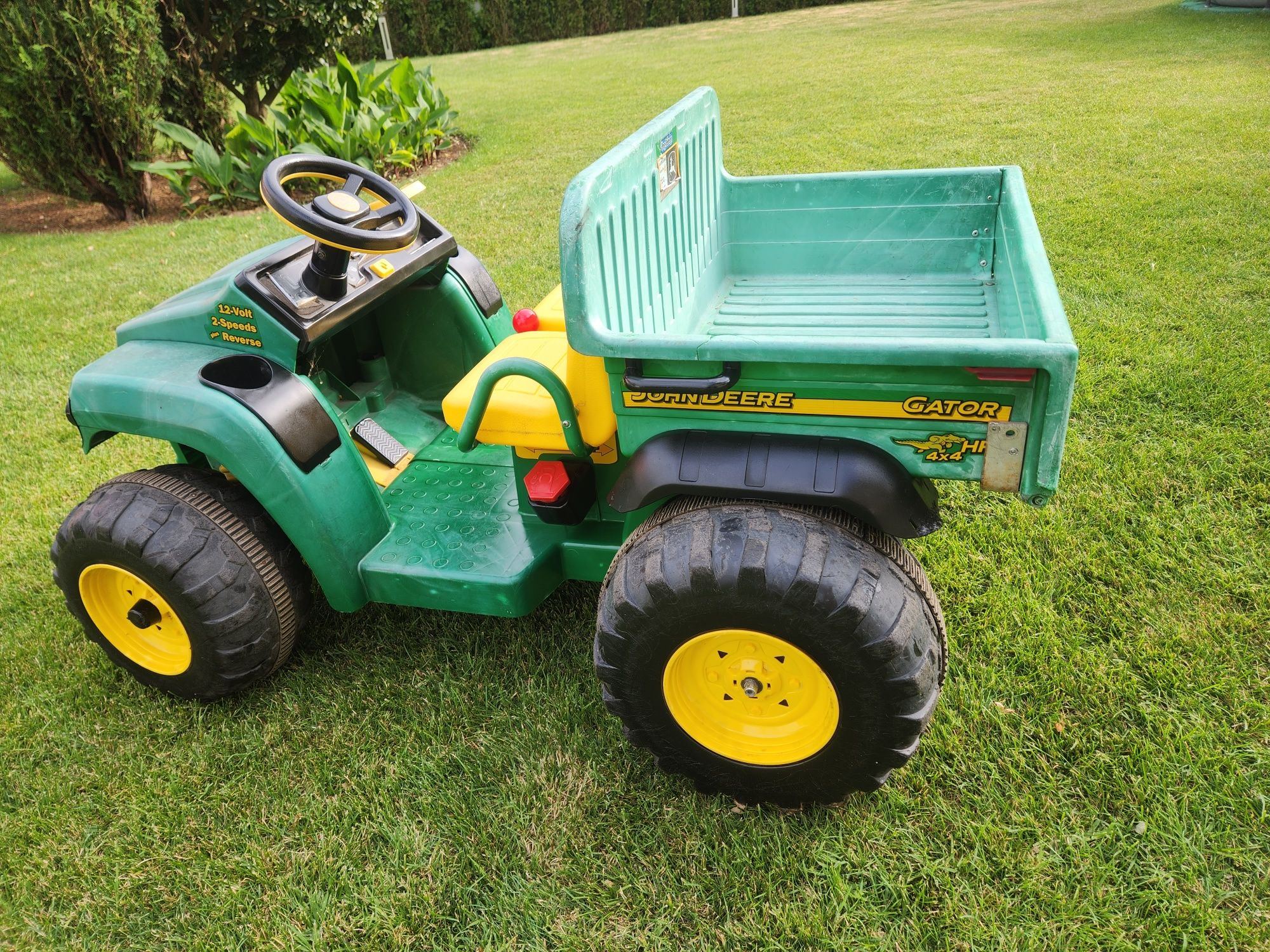 Акумулаторно камионче и багерче с педали: John Deere