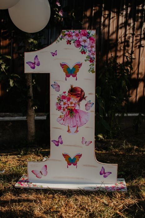 Cifră aniversară cu fluturaș