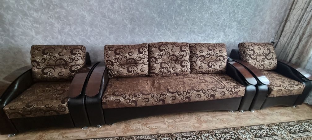 Диван с двумя креслами