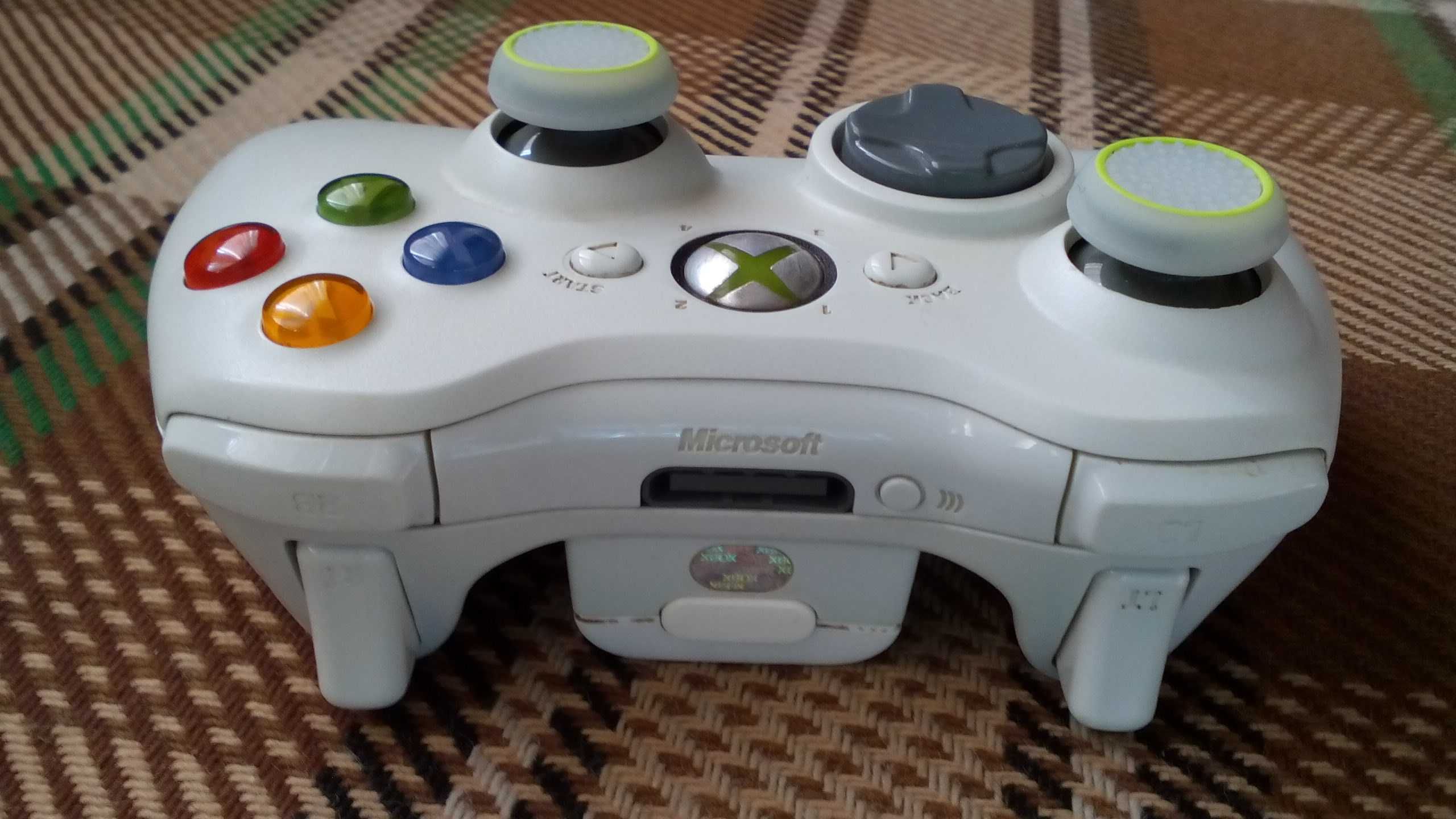 Конзола Xbox 360 в перфектно състояние. 120 GB хард диск с игри