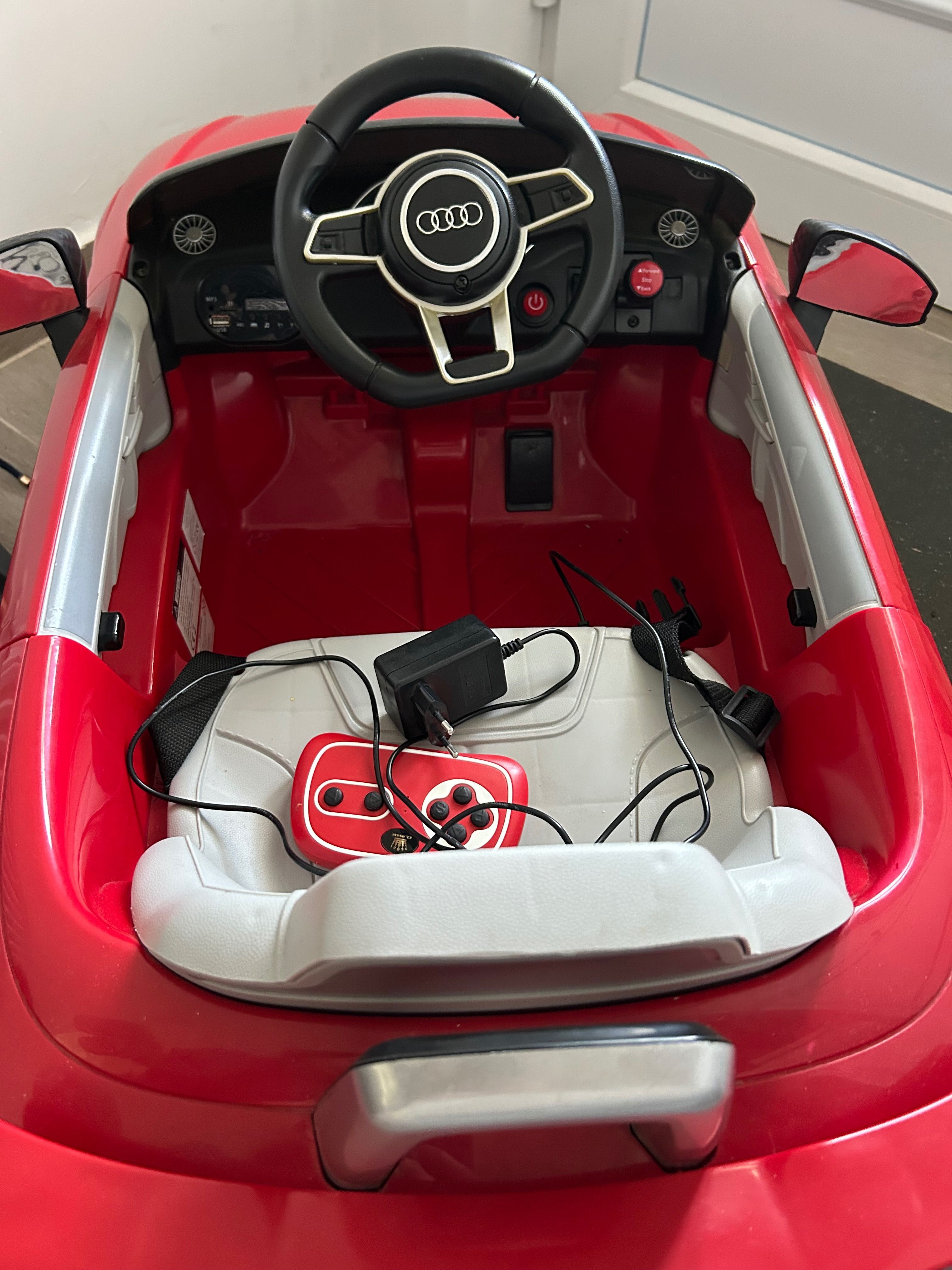 Mașinuța electrică pentru copii Audi TT RS