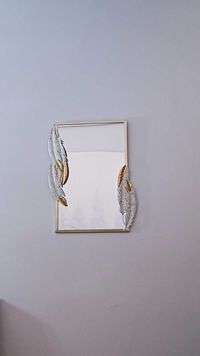 Oglinda decor dreptunghiulara model aripi albe/aurii