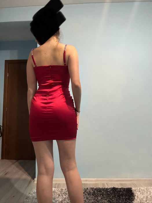Червена къса рокля