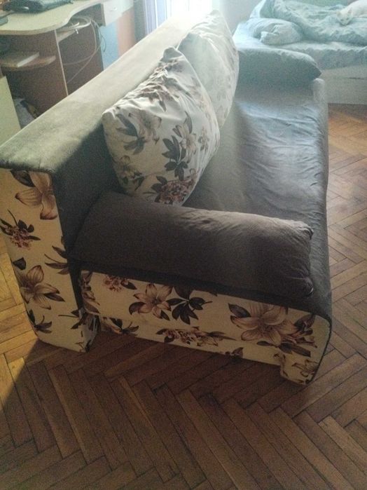 Продавам стар диван