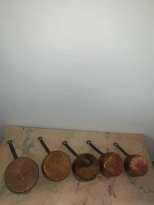 Set de cinci vase din cupru cu maner din fier forjat