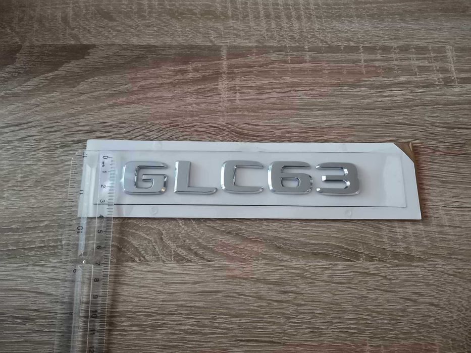 сребрист надпис Mercedes Benz GLC 63