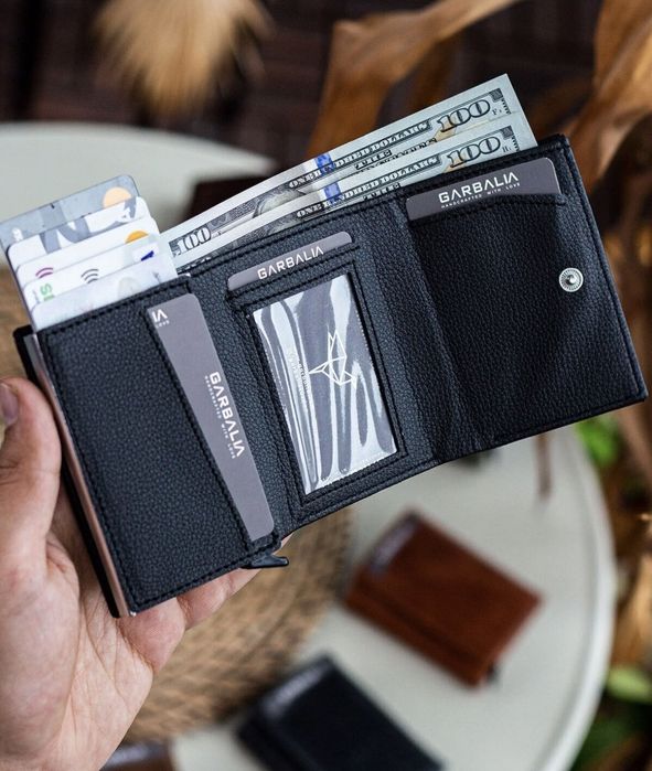 Черен портфейл с картодържател