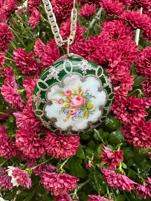 Pandantiv antic de argint cu email verde si lant