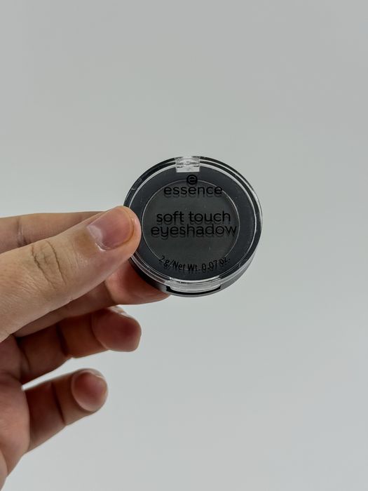 Моно - тени для век ESSENCE soft touch eyeshadow - 06 PITCH BLACK