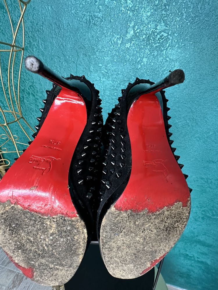 Botine Christian Louboutin, cu ținte negre, mărimea 37,5 pret